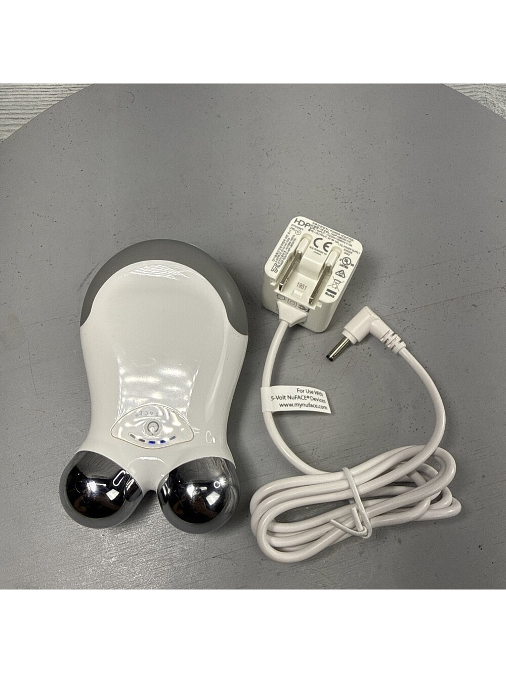 NuFACE Mini White Facial Toning Device Rechargeable Electric No Gel